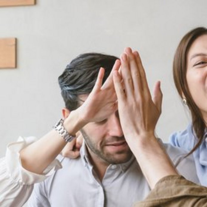 Cieszący się ludzie przybijający sobie piatkę
