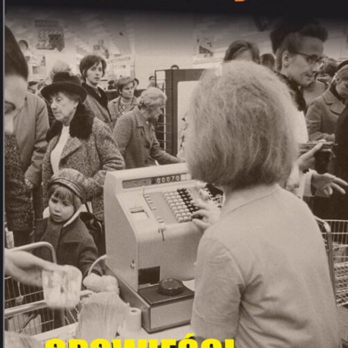 Okładka książki. Kasjerka i ludzie przed ladą, zdjęcie archiwalne.