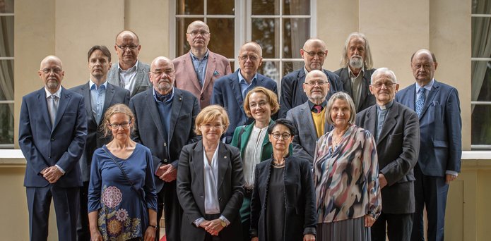 Kolegium Refleksji na schodach pałacu