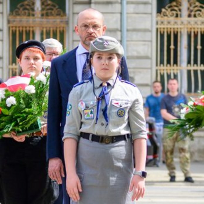 3 Maja - prorektor UŁ składa kwiaty 