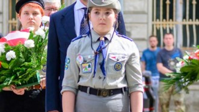 3 Maja - prorektor UŁ składa kwiaty 