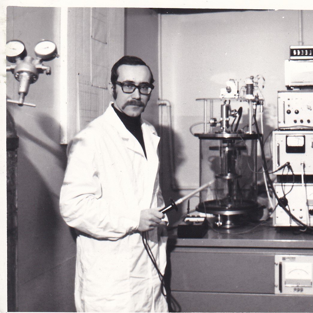 zdjęcie z 1978 r., na którym jest. prof. Tadeusz Balcerzak z urządzeniem do sputteringu (nanoszenia cienkich warstw w próżni metodą rozpylania jonami argonu)