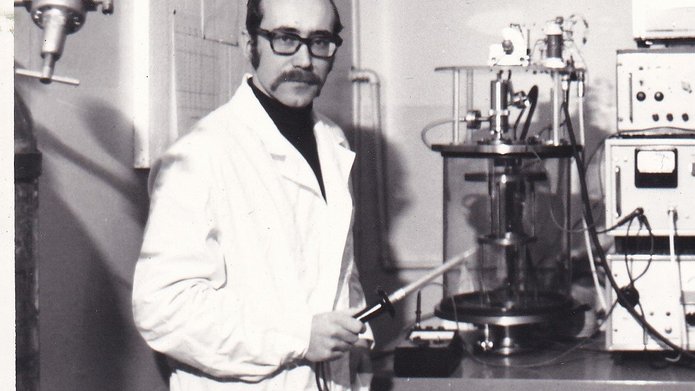 zdjęcie z 1978 r., na którym jest. prof. Tadeusz Balcerzak z urządzeniem do sputteringu (nanoszenia cienkich warstw w próżni metodą rozpylania jonami argonu)