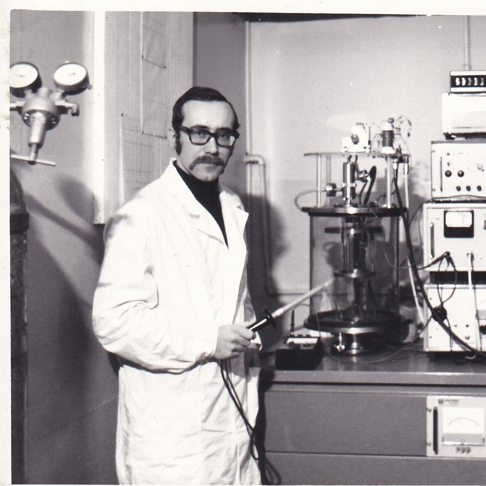 zdjęcie z 1978 r., na którym jest. prof. Tadeusz Balcerzak z urządzeniem do sputteringu (nanoszenia cienkich warstw w próżni metodą rozpylania jonami argonu)