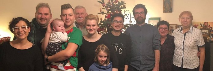 a family hosting international students as apart of the Christmas Guest campaign with their guests - a group photo