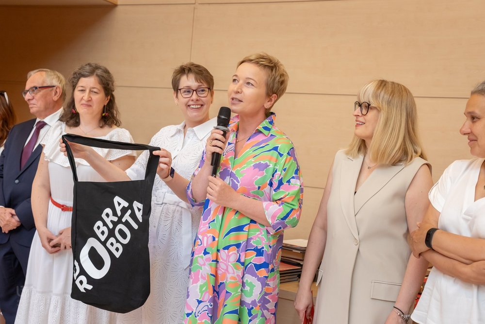Dyrektorka PLO UŁ, prof. Małgorzata Wrzesień i wicedyrektorka PLO UŁ, Ewa Gdak podczas uroczystości zakończenia roku szkolnego PLO UŁ