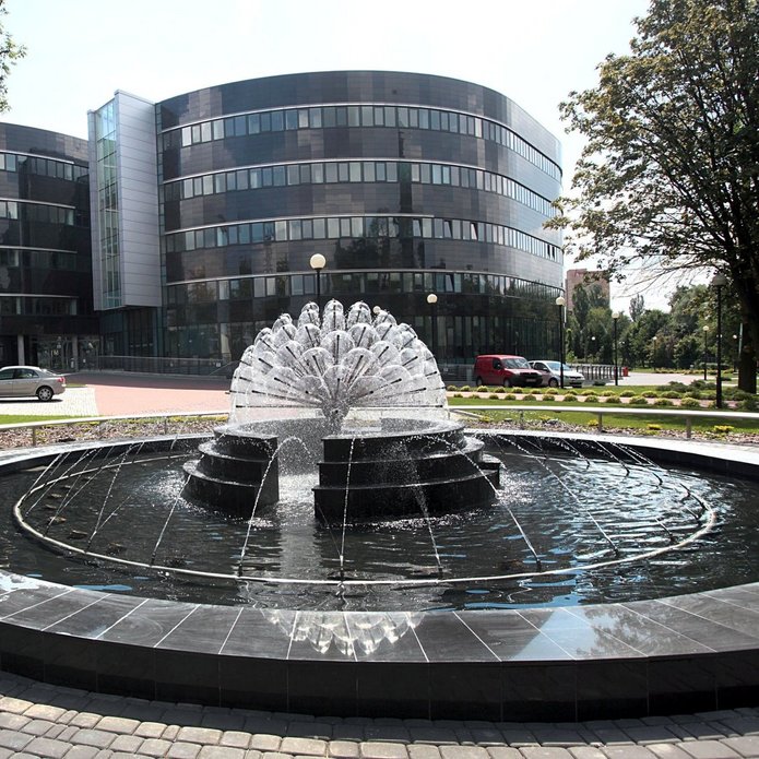 Fontanna, w tle budynek WPiA