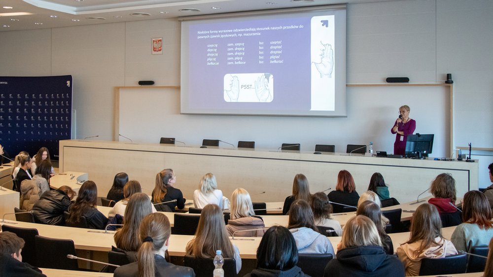 uczestnicy spotkania Środy z polonistyką na auli podczas wykładu