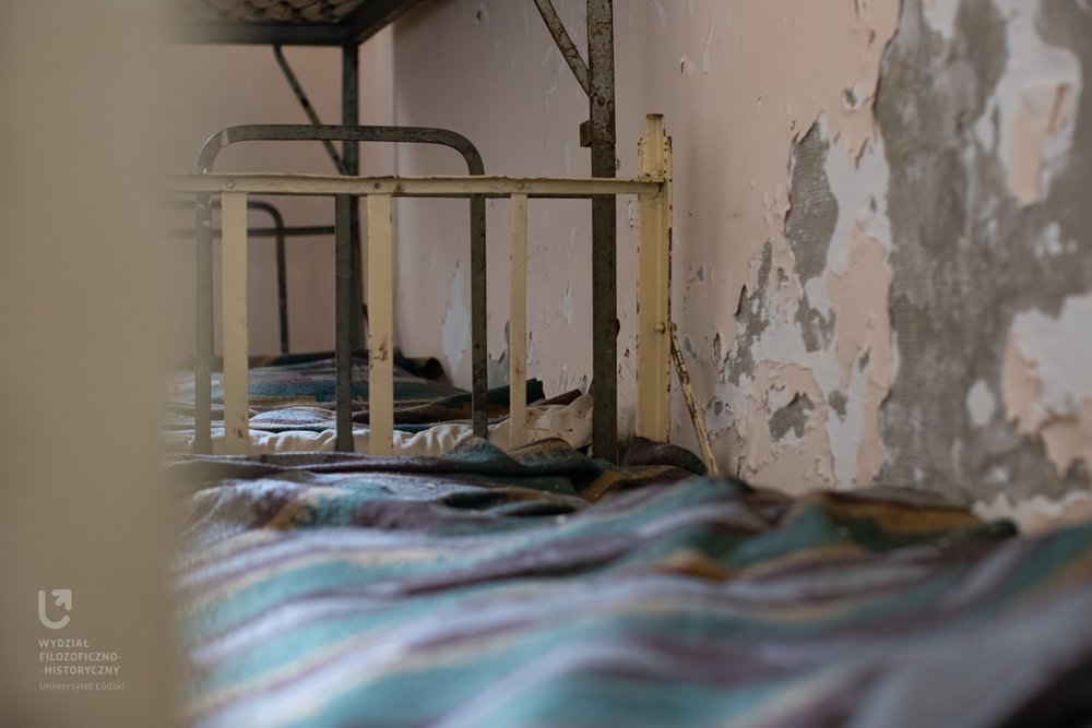 wnętrze więzienia, zniszczone ściany