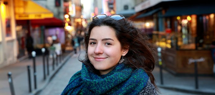 Kolorowe zdjęcie uśmiechniętej doktorantki