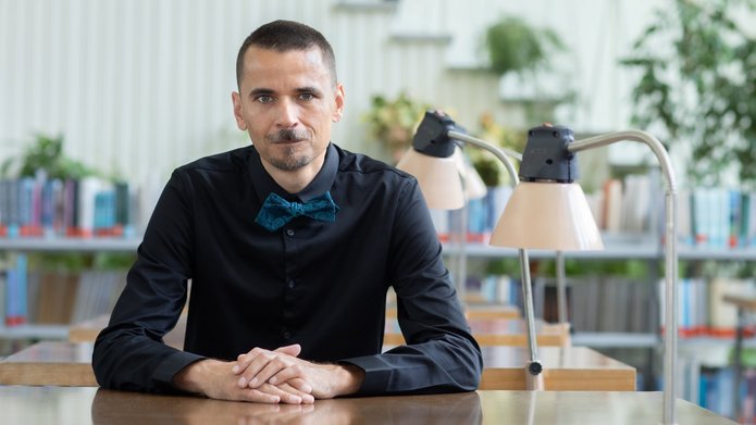 a portrait photo of Prof. Krzysztof Pabis