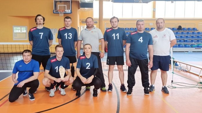 Drużyna siatkarska w hali gimnastycznej 