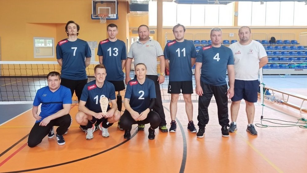 Drużyna siatkarska w hali gimnastycznej