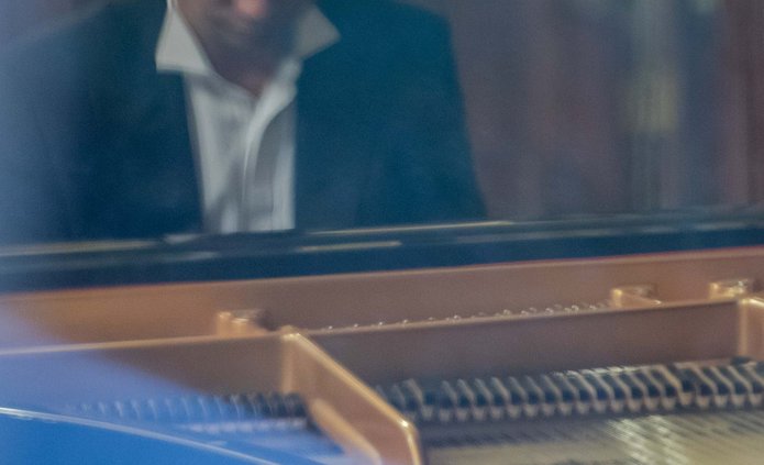 Muzyk siedzący przy fortepianie