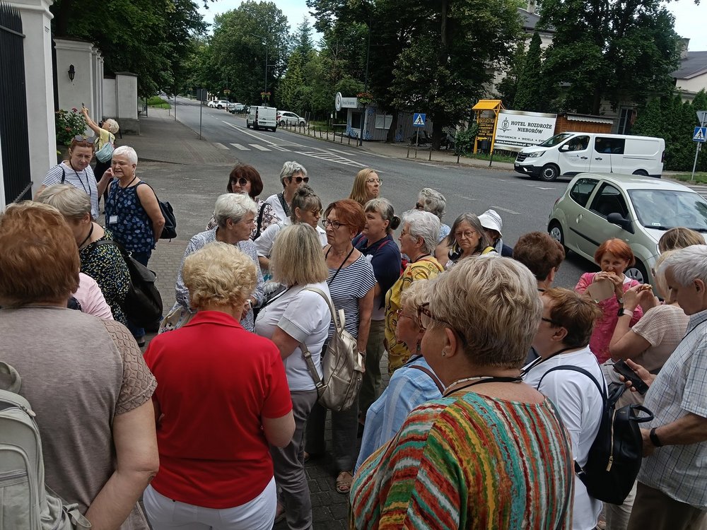 Seniorzy zwiedzają pałac w Nieborowie
