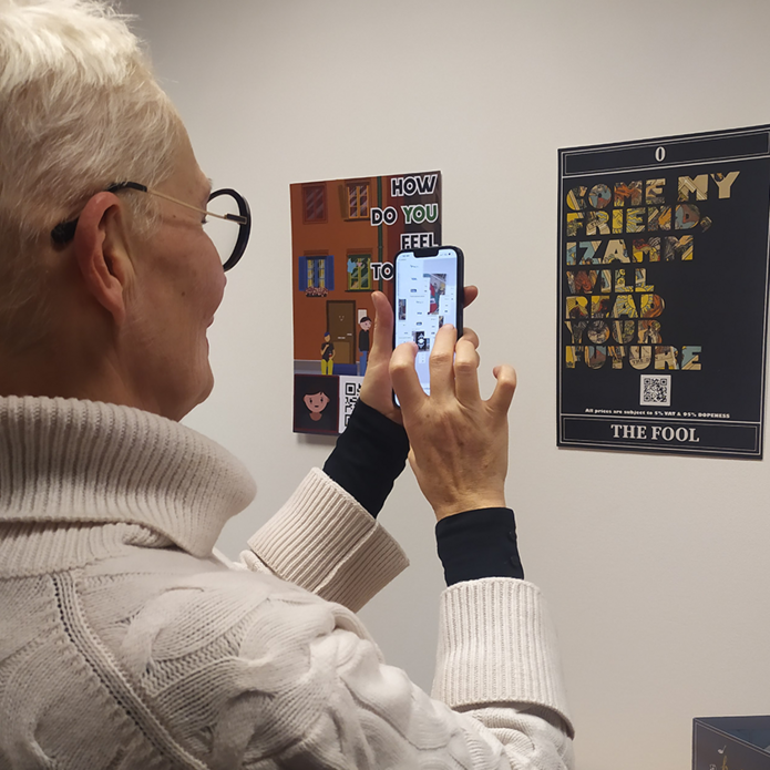 Osoba skanjująca kod QR