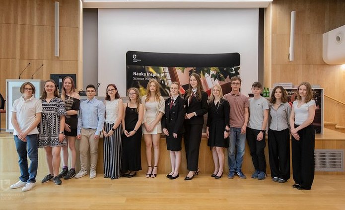 A group of young people – winners of the Innovation Laboratory competition – stand in an auditorium posing for a photograph