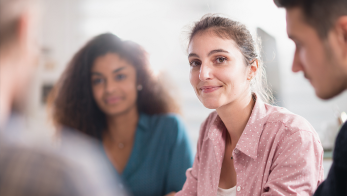 młoda uśmiechnięta kobieta w różowej koszuli