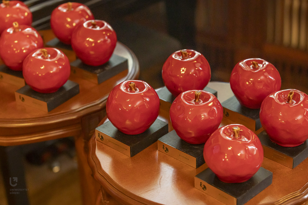 Zdjęcie ceramicznych statuetek jabłka