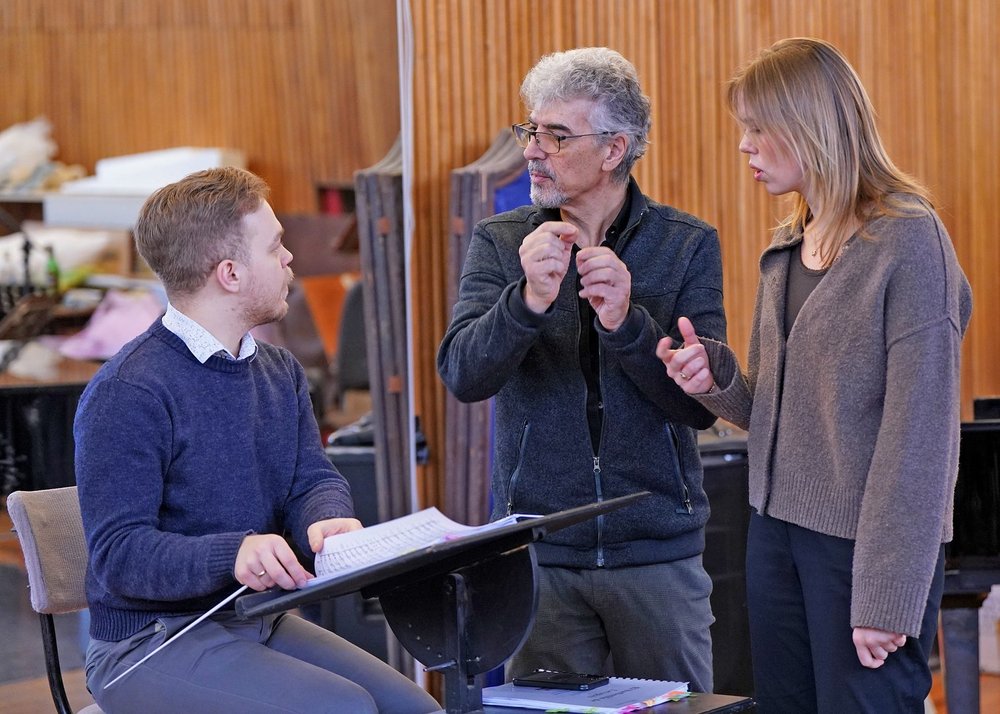 kadr z próby teatralnej z udziałem tłumaczy