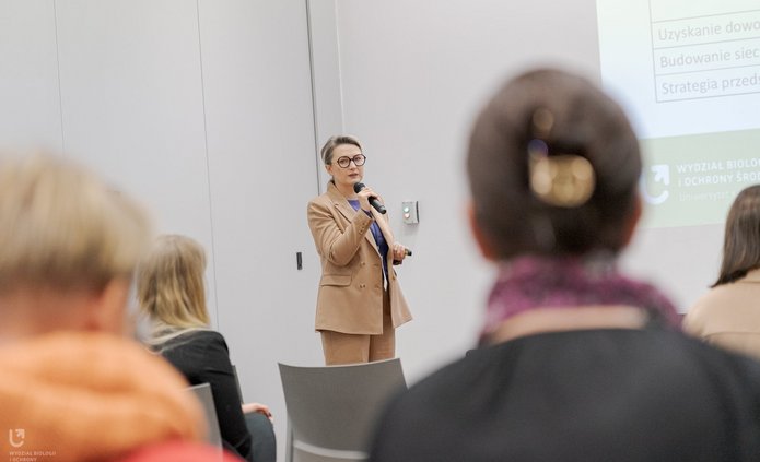 Karolina Rudnicka delivering a lecture at NATURA FOOD 2025 fair