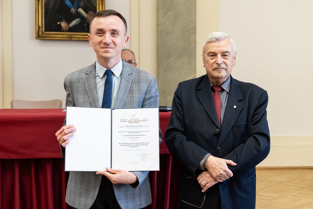 dr Bębnowski podczas wręczenia nagrody