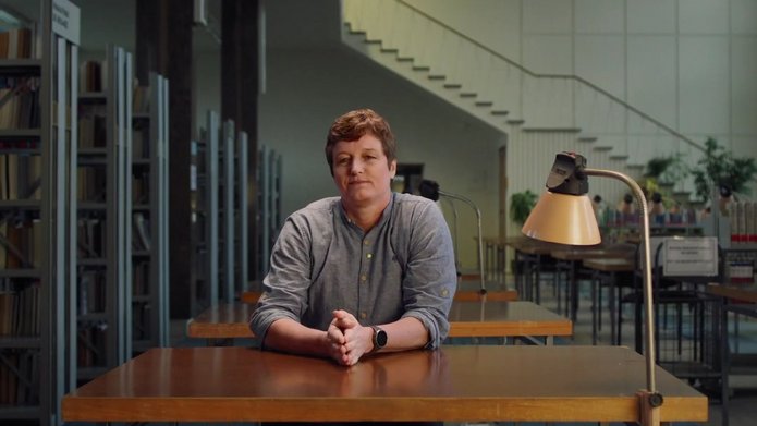 Naukowczyni siedzi za biurkiem