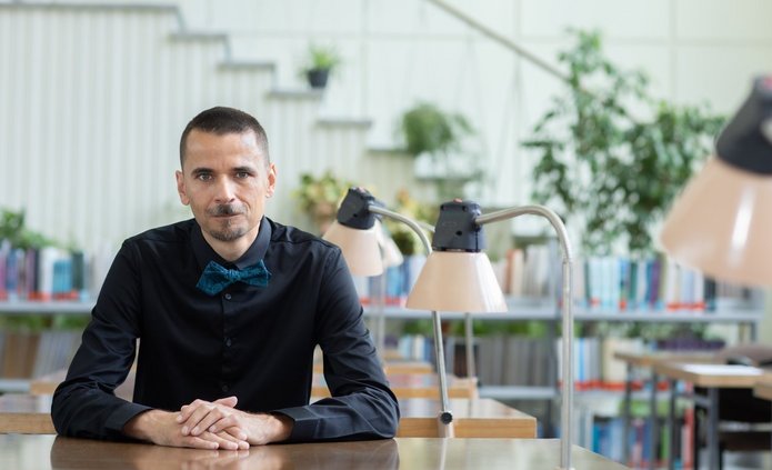 a portrait photo of dr hab. Krzysztof Pabis, Associate Professor at the University of Lodz