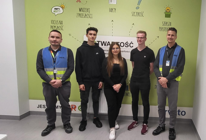 studenci realizujący projekt oraz pracownicy firmy