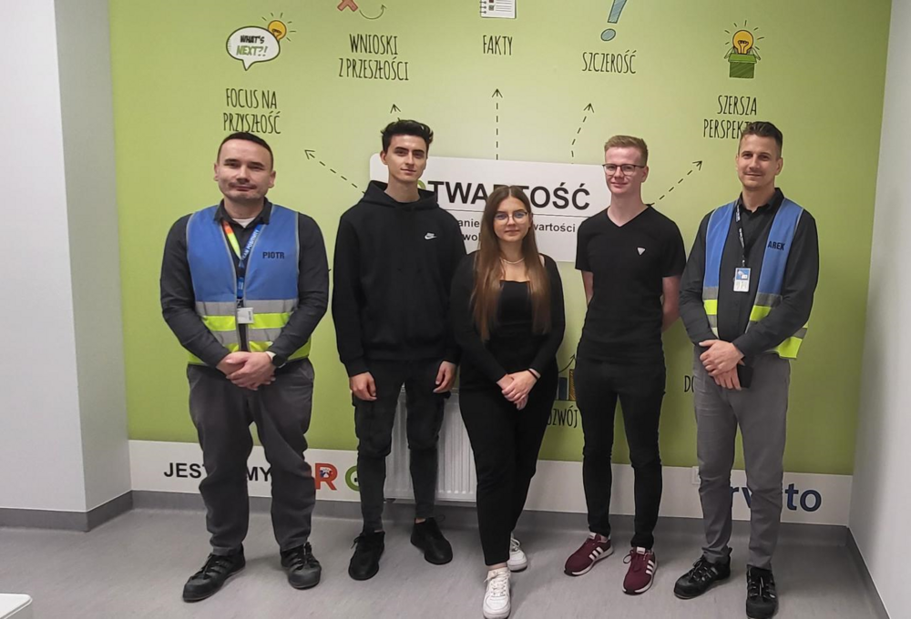 studenci realizujący projekt oraz pracownicy firmy