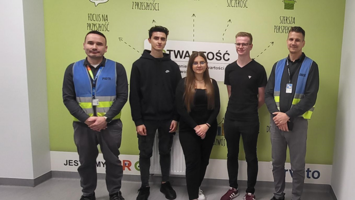 studenci realizujący projekt oraz pracownicy firmy