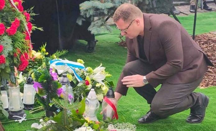 Dr Wojciech Marciniak przed grobem dzieci z obozu