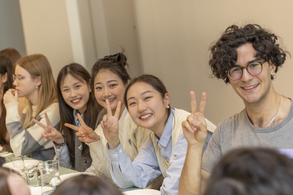 uśmiechnięci studenci podczas obiadu wielkanocnego