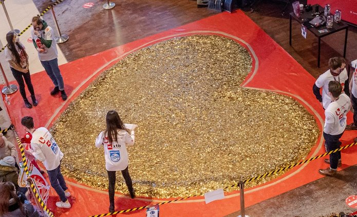 Złote serce ułożone z monet