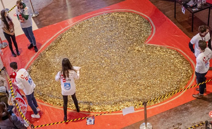 Studenci SKN Inwestor oraz duże serce ze złotych monet