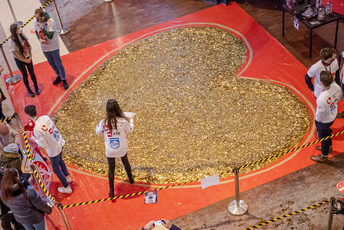 Studenci SKN Inwestor wraz z Władzami UŁ stoją przy sercu ułożonym ze złotych monet