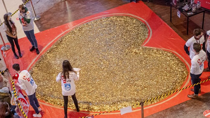 Złote serce ułożone z monet