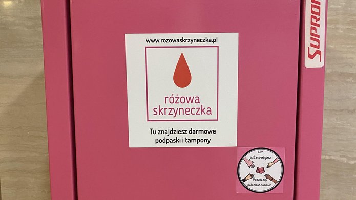 różowa skrzynka na ścianie