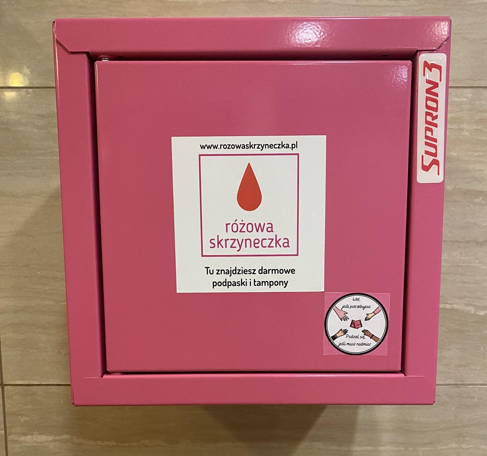różowa skrzynka na ścianie