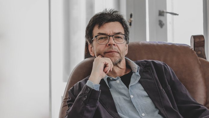 Maciej Świerkocki siedzący na fotelu pozujący do zdjęcia.