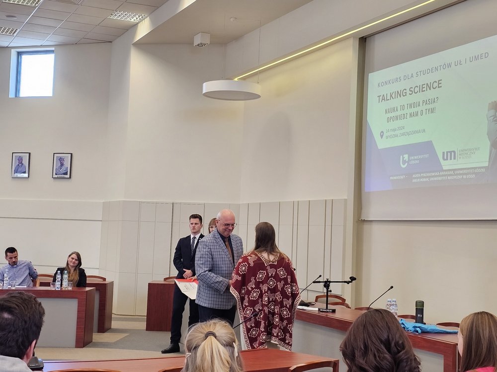 Karina Wożniak przyjmuje gratulacje od organizatora konkursu