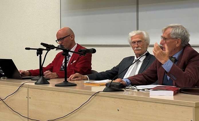 Mężczyźni w marynarkach na akademickiej auli