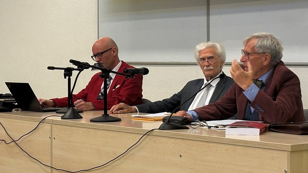 Mężczyźni w marynarkach na akademickiej auli
