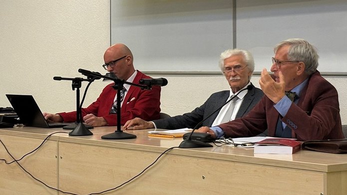 Mężczyźni w marynarkach na akademickiej auli