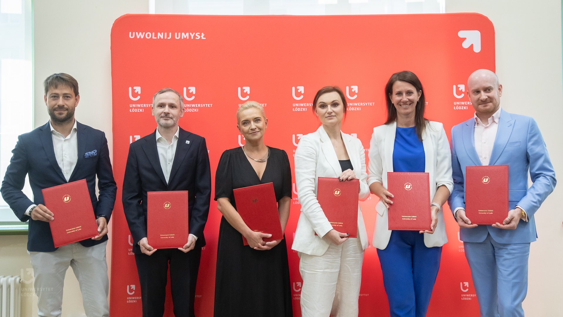 zdjęcie grupowe uczestników briefingu AML po podpisaniu umowy
