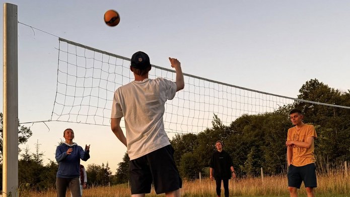 Zdjęcie osób studiujących w trakcie gry w siatkówkę
