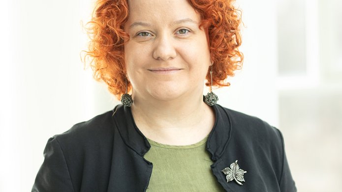portret doktor Kostrzyńskiej w zielonej bluzce i ciemnej marynarce