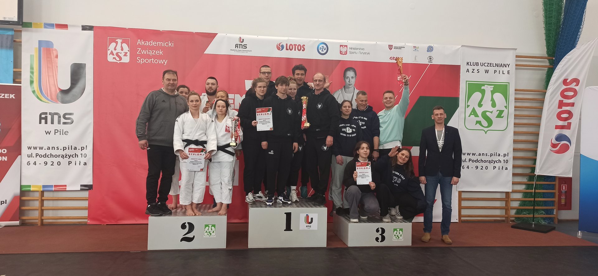 zawodnicy na podium