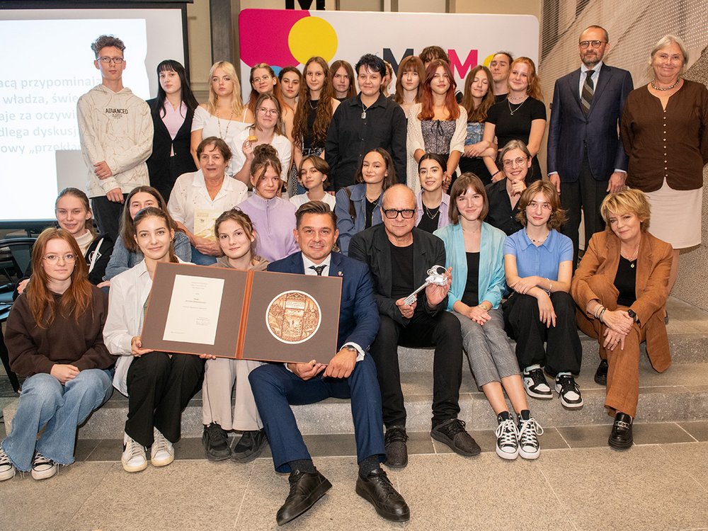 Prof. Jerzy Jarniewicz z uczestnikami wykładu