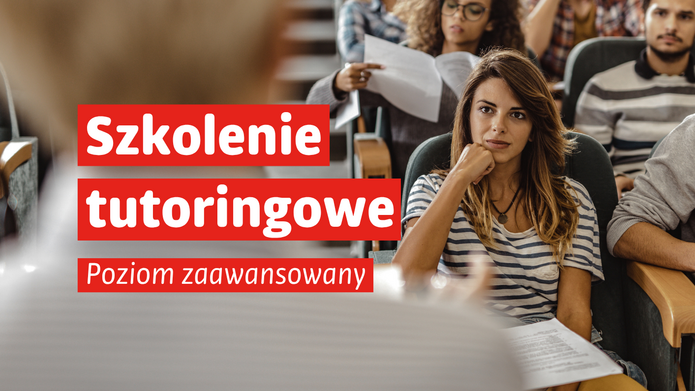 Grafika promująca szkolenie tutoringowe na poziomie zaawansowanym. W tle widoczna jest sala wykładowa ze studentami siedzącymi w rzędach. Na pierwszym planie osoba w koszulce w biało-granatowe paski uważnie słucha, opierając brodę na dłoni i trzymając materiały na kolanach. Po lewej stronie, na czerwonych polach, znajduje się biały napis: „Szkolenie tutoringowe”, a poniżej: „Poziom zaawansowany”.